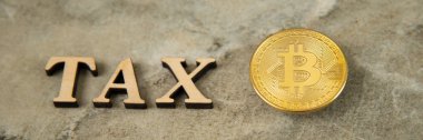 Bitcoin ve ahşap harfler vergi taş arka plan