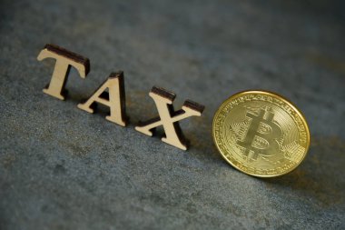 Bitcoin ve ahşap harfler vergi taş arka plan