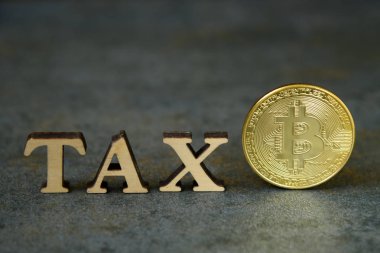 Bitcoin ve ahşap harfler vergi taş arka plan