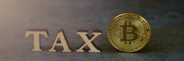 Bitcoin ve ahşap harfler vergi taş arka plan