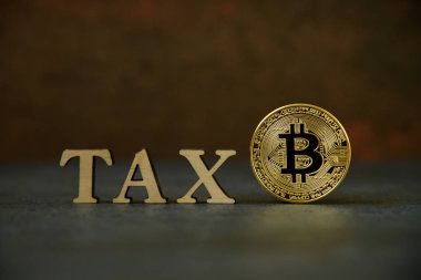 Bitcoin ve ahşap harfler vergi taş arka plan