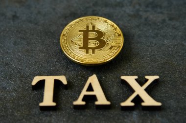 Bitcoin ve ahşap harfler vergi taş arka plan