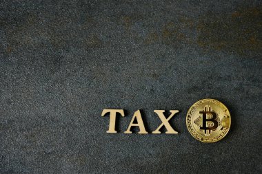 Bitcoin ve ahşap harfler vergi taş arka plan