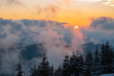 Gün doğumunda kış dağlarında inanılmaz manzara