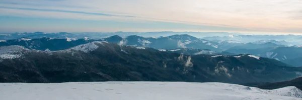 Increíble paisaje en las montañas de invierno al amanecer —  Fotos de Stock