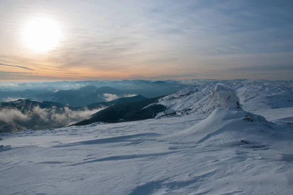 Lenyűgöző táj a napfelkelte téli hegyekben — Stock Fotó
