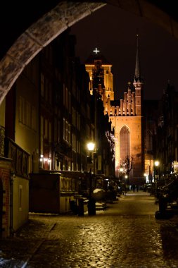 Gdansk'taki gece eski kentinin mimarisi