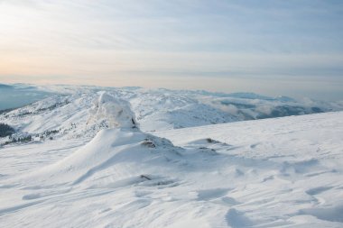 Gün doğumunda kış dağlarında inanılmaz manzara