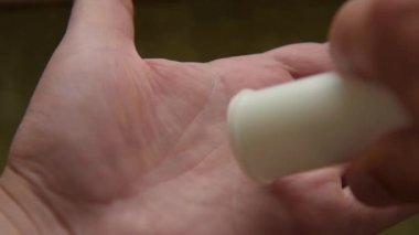 Erkek avuç içi vitamin tabletleri