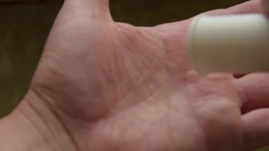 Erkek avuç içi vitamin tabletleri