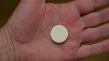 Erkek avuç içi vitamin tabletleri