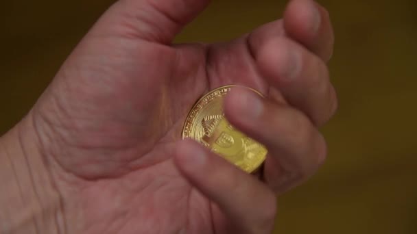 Ember kezében arany Bitcoin — Stock videók