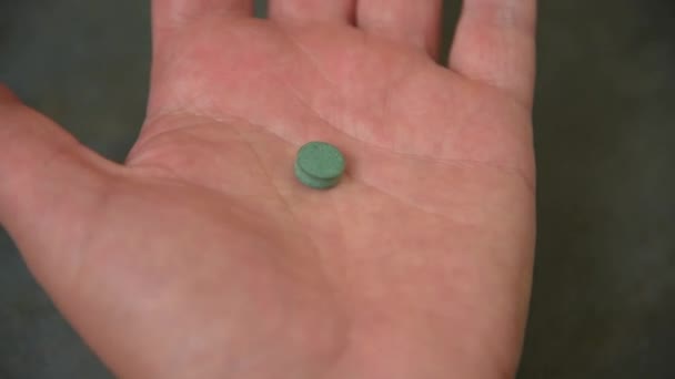 El hombre toma y muestra pastillas vitaminas o medicamentos — Vídeos de Stock