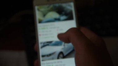 Adam akıllı telefon araba seçer