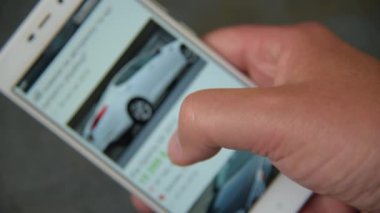 Adam akıllı telefon araba seçer