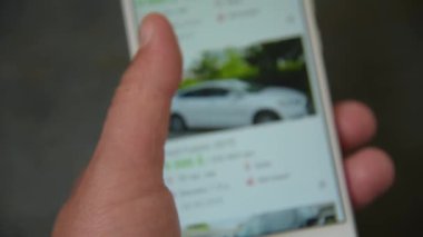 Adam akıllı telefon araba seçer