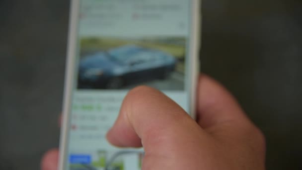 L'uomo sceglie auto in smartphone — Video Stock