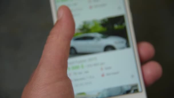 Homem escolhe carro no smartphone — Vídeo de Stock