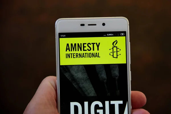 Amnesty International na ekranie smartfona z bliska — Zdjęcie stockowe