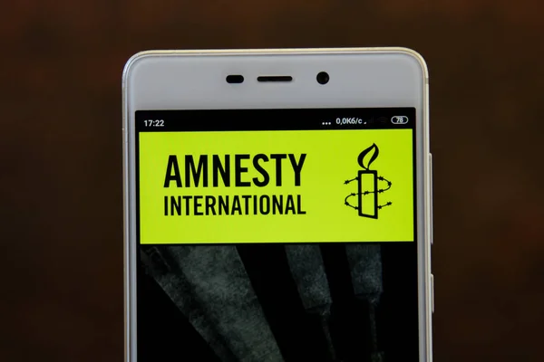 Ivano-frankivsk, Ukraine - 9. Mai 2019: Logo der internationalen Organisation amnesty auf dem Smartphone-Bildschirm — Stockbild Amnesty international auf dem Smartphone-Bildschirm aus nächster Nähe — Stockfoto
