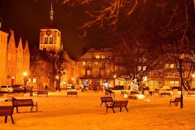 Gdansk'taki gece eski kentinin mimarisi