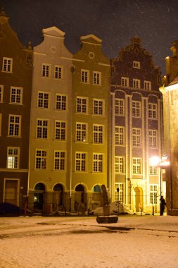 Gdansk'taki gece eski kentinin mimarisi