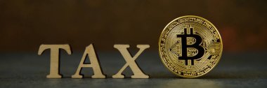 Bitcoin ve ahşap harfler vergi taş arka plan