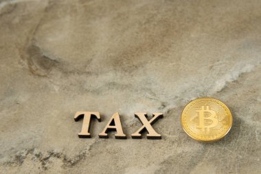 Bitcoin ve ahşap harfler vergi taş arka plan