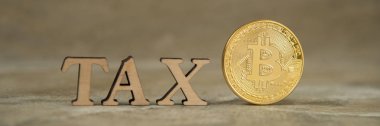 Bitcoin ve ahşap harfler vergi taş arka plan