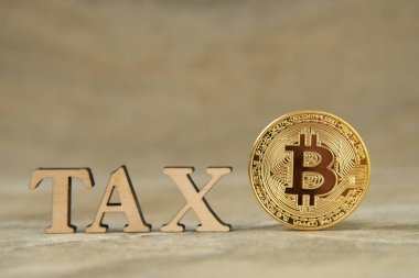 Bitcoin ve ahşap harfler vergi taş arka plan