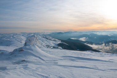 Gün doğumunda kış dağlarında inanılmaz manzara