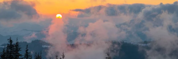 日の出の冬の山々の素晴らしい風景 — ストック写真