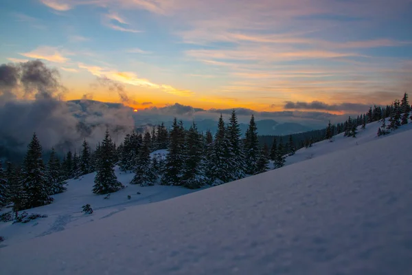 Increíble paisaje en las montañas de invierno al amanecer —  Fotos de Stock