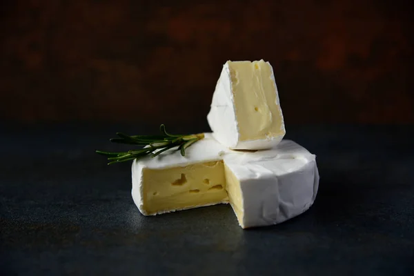 Formaggi camembert o brie con rosmarino fresco — Foto Stock