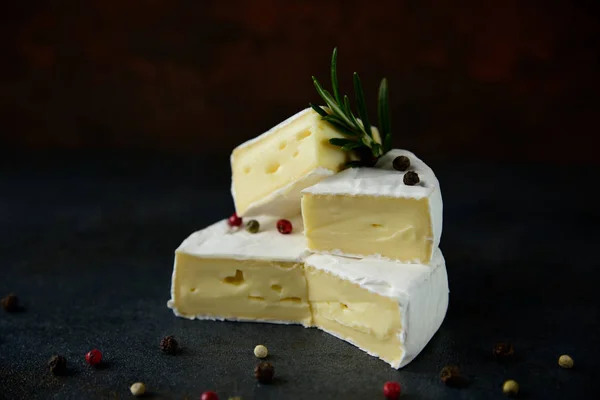 Camembert de queso o brie con romero fresco — Foto de Stock