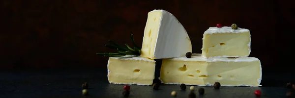 Camembert de queso o brie con romero fresco —  Fotos de Stock