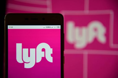 Akıllı telefon ekranında görülen Lyft logosu