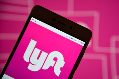 Akıllı telefon ekranında görülen Lyft logosu