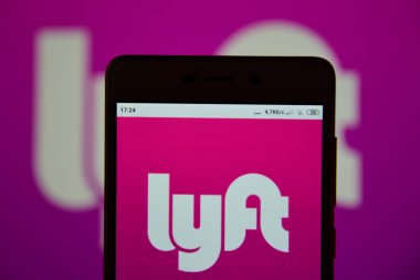 Akıllı telefon ekranında görülen Lyft logosu