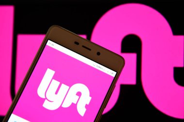 Akıllı telefon ekranında görülen Lyft logosu