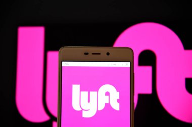 Akıllı telefon ekranında görülen Lyft logosu