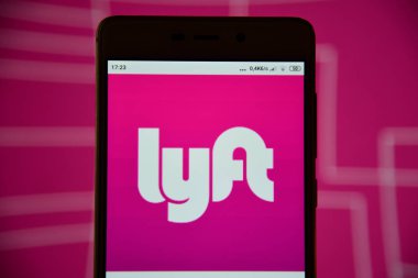 Akıllı telefon ekranında görülen Lyft logosu