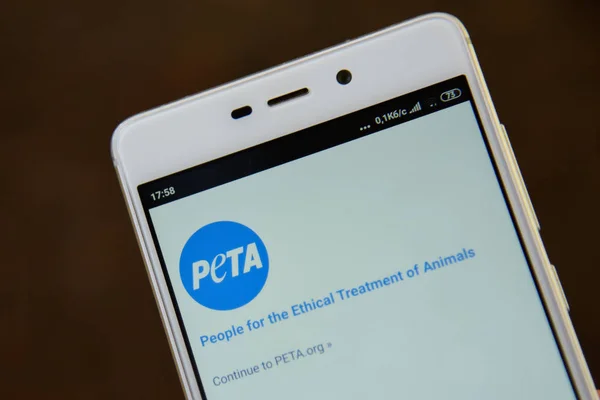 PETA logo seen on the smartphone screen — Stock Photo, Image