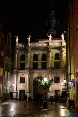 Gdansk'taki gece eski kentinin mimarisi