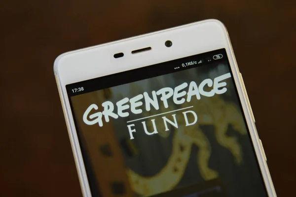 Logo Greenpeace widoczne na ekranie smartfona — Zdjęcie stockowe