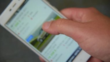 Adam akıllı telefon araba seçer