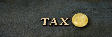 Bitcoin ve ahşap harfler vergi taş arka plan