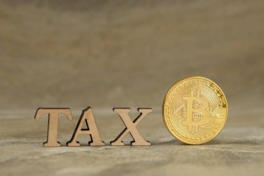 Bitcoin ve ahşap harfler vergi taş arka plan