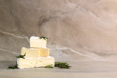 Peynir camembert veya brie taze biberiye ile