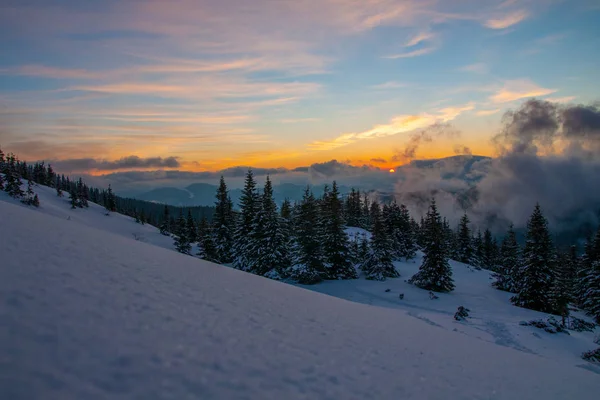 Increíble paisaje en las montañas de invierno al amanecer —  Fotos de Stock
